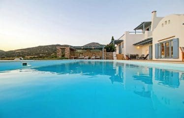 Très belle villa de luxe avec une vue imprenable sur la mer située à Paros