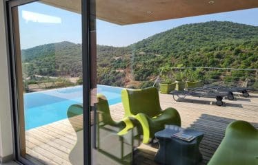 Exceptionnelle villa d&rsquo;architecte à seulement 400 mètres de l&rsquo;une des plus belles plages de la côte Fautea. Conca