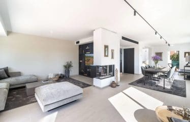 SUPERBE MAISON DE VILLE AVEC UNE VUE INCROYABLE SUR LA MONTAGNE ET LA MER