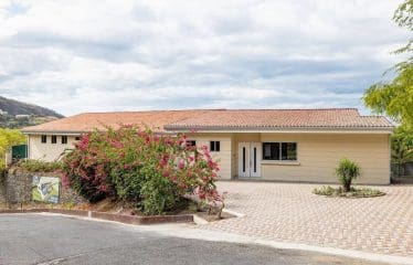 Belle villa moderne avec vue sur la mer située à Sardinal