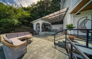 Très belle villa nichée au sommet des collines