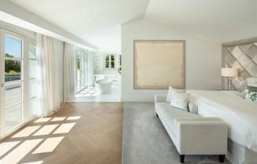 EXCEPTIONNELLE VILLA DE GOLF EN PREMIÈRE LIGNE À NUEVA ANDALUCIA