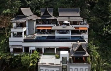 Splendida villa arroccata in una tenuta di lusso situata a Surin