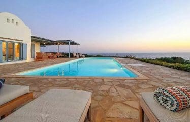 Très belle villa de luxe avec une vue imprenable sur la mer située à Paros
