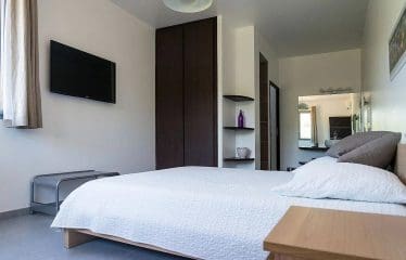 Exceptionnelle villa d&rsquo;architecte à seulement 400 mètres de l&rsquo;une des plus belles plages de la côte Fautea. Conca