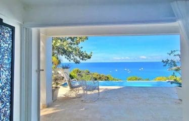 Sosua Bay View Villa sur quatre niveaux avec de magnifiques vues panoramiques sur l&rsquo;océan et la plage de Sosua.