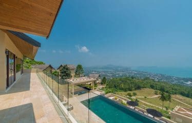 Splendide villa située sur un magnifique terrain à flanc de colline