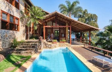 Maison idyllique au bord de l&rsquo;eau avec jetée à Paraty