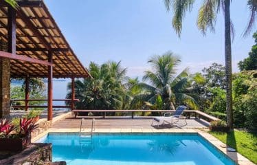Maison idyllique au bord de l&rsquo;eau avec jetée à Paraty