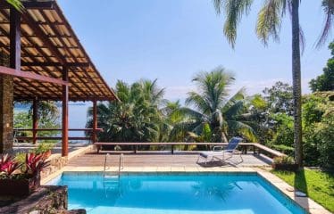 Maison idyllique au bord de l&rsquo;eau avec jetée à Paraty