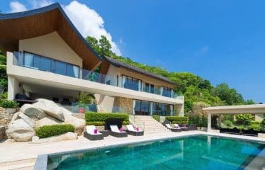 Splendide villa située sur un magnifique terrain à flanc de colline