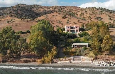 Magnifique propriete située en bord de mer avec une vue pittoresque sur l&rsquo;île d&rsquo;Hydra