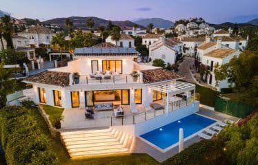 Very beautiful family villa completely renovated with sea view located in Marbella