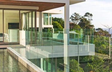 Splendid luxury villa facing the sea