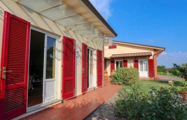 Villa located in a panoramic position with views of the Tuscan countryside