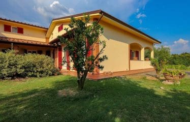 Villa located in a panoramic position with views of the Tuscan countryside