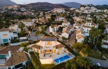 Very beautiful family villa completely renovated with sea view located in Marbella