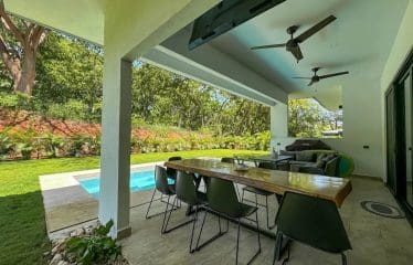 Très belle villa moderne située dans un bel emplacement à Sardinal