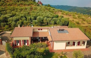 Villa located in a panoramic position with a suggestive view of the Tuscan countryside