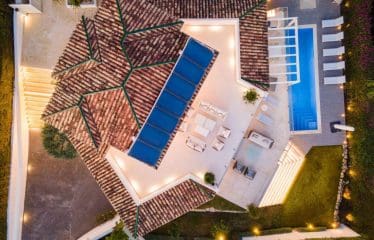 Very beautiful family villa completely renovated with sea view located in Marbella