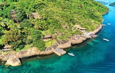 Maison idyllique au bord de l&rsquo;eau avec jetée à Paraty