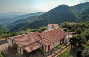 Villa located in a panoramic position with views of the Tuscan countryside