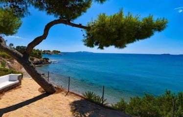 Beautiful imposing villa with stunning sea views