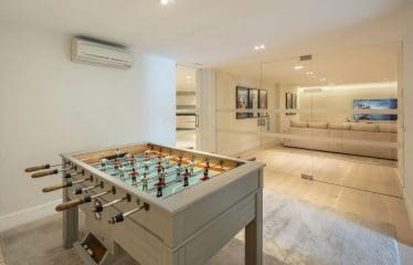 Very beautiful family villa completely renovated with sea view located in Marbella