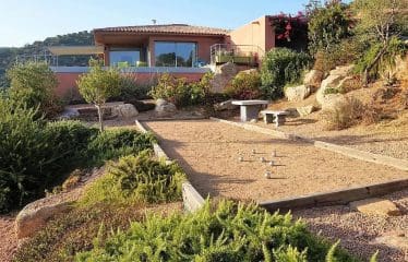 Exceptionnelle villa d&rsquo;architecte à seulement 400 mètres de l&rsquo;une des plus belles plages de la côte Fautea. Conca