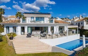 Very beautiful family villa completely renovated with sea view located in Marbella