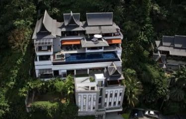 Splendida villa arroccata in una tenuta di lusso situata a Surin