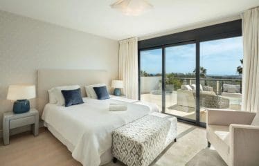 Very beautiful family villa completely renovated with sea view located in Marbella