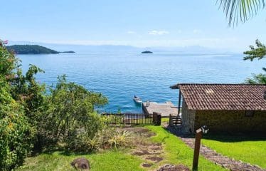 Maison idyllique au bord de l&rsquo;eau avec jetée à Paraty