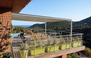 Exceptionnelle villa d&rsquo;architecte à seulement 400 mètres de l&rsquo;une des plus belles plages de la côte Fautea. Conca