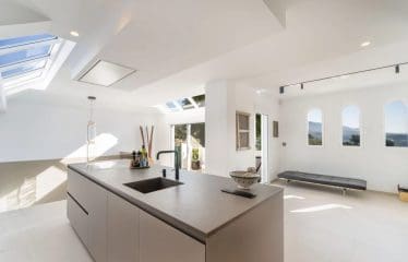 SUPERBE MAISON DE VILLE AVEC UNE VUE INCROYABLE SUR LA MONTAGNE ET LA MER