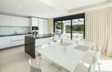 Very beautiful family villa completely renovated with sea view located in Marbella