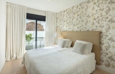 Very beautiful family villa completely renovated with sea view located in Marbella