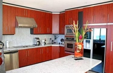 Bella casa moderna con vista sull'oceano