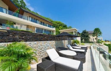 Splendide villa située sur un magnifique terrain à flanc de colline