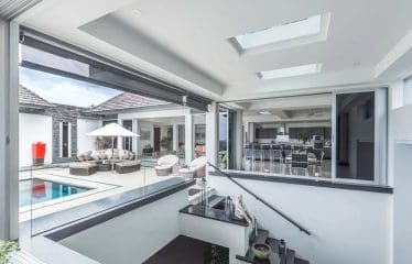 Très belle villa qui offre une vue imprenable sur la mer