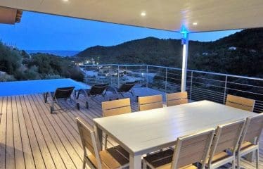 Exceptionnelle villa d&rsquo;architecte à seulement 400 mètres de l&rsquo;une des plus belles plages de la côte Fautea. Conca