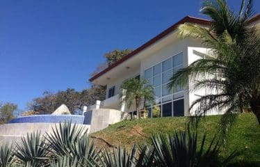 Bella casa moderna con vista sull'oceano