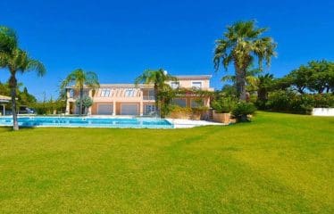 Beautiful imposing villa with stunning sea views