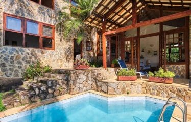 Maison idyllique au bord de l&rsquo;eau avec jetée à Paraty