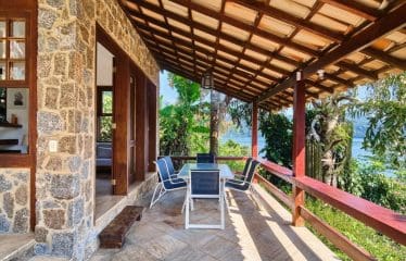 Maison idyllique au bord de l&rsquo;eau avec jetée à Paraty