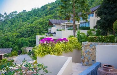 Splendide villa située sur un magnifique terrain à flanc de colline