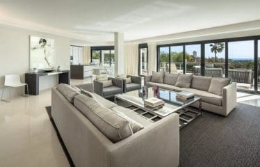 Very beautiful family villa completely renovated with sea view located in Marbella