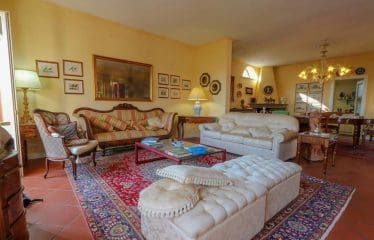 Villa located in a panoramic position with views of the Tuscan countryside