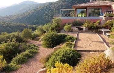 Exceptionnelle villa d&rsquo;architecte à seulement 400 mètres de l&rsquo;une des plus belles plages de la côte Fautea. Conca