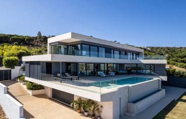 VILLA ATLAS – SUPERBE VILLA DE LUXE DE STYLE CONTEMPORAIN AVEC PANORAMIQUE SUR LA MER DANS LA PRESTIGIEUSE LA RESERVA DE SOTOGRANDE.